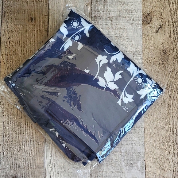 HUGE Tote Bag in Blue & White NWT - Picture 3 of 8